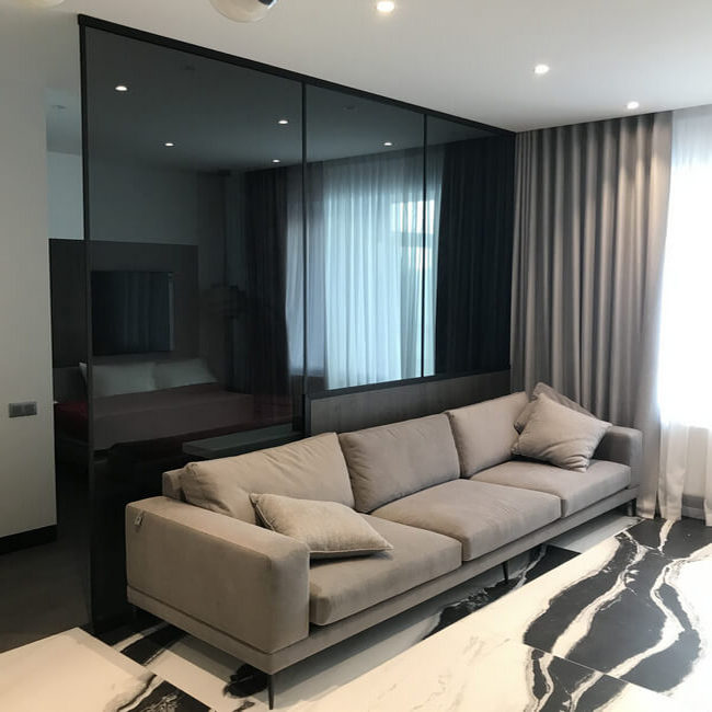 Стационарная стеклянная перегородка